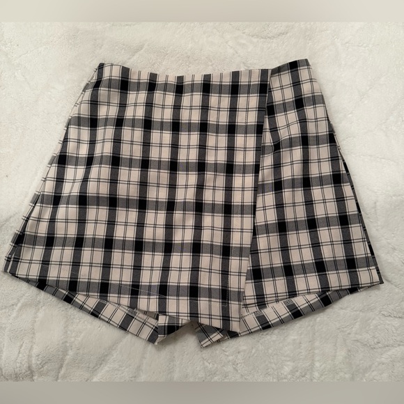 PRINCESS POLLY
Breanna Check Shorts In Black / White - Picture 2 of 5